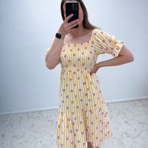 Lilledega triibuline kleit