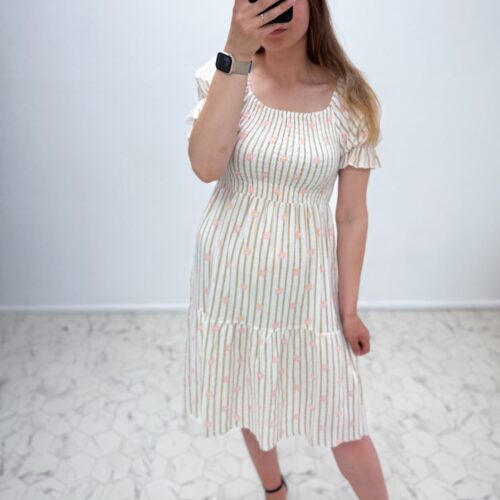 Lilledega triibuline kleit