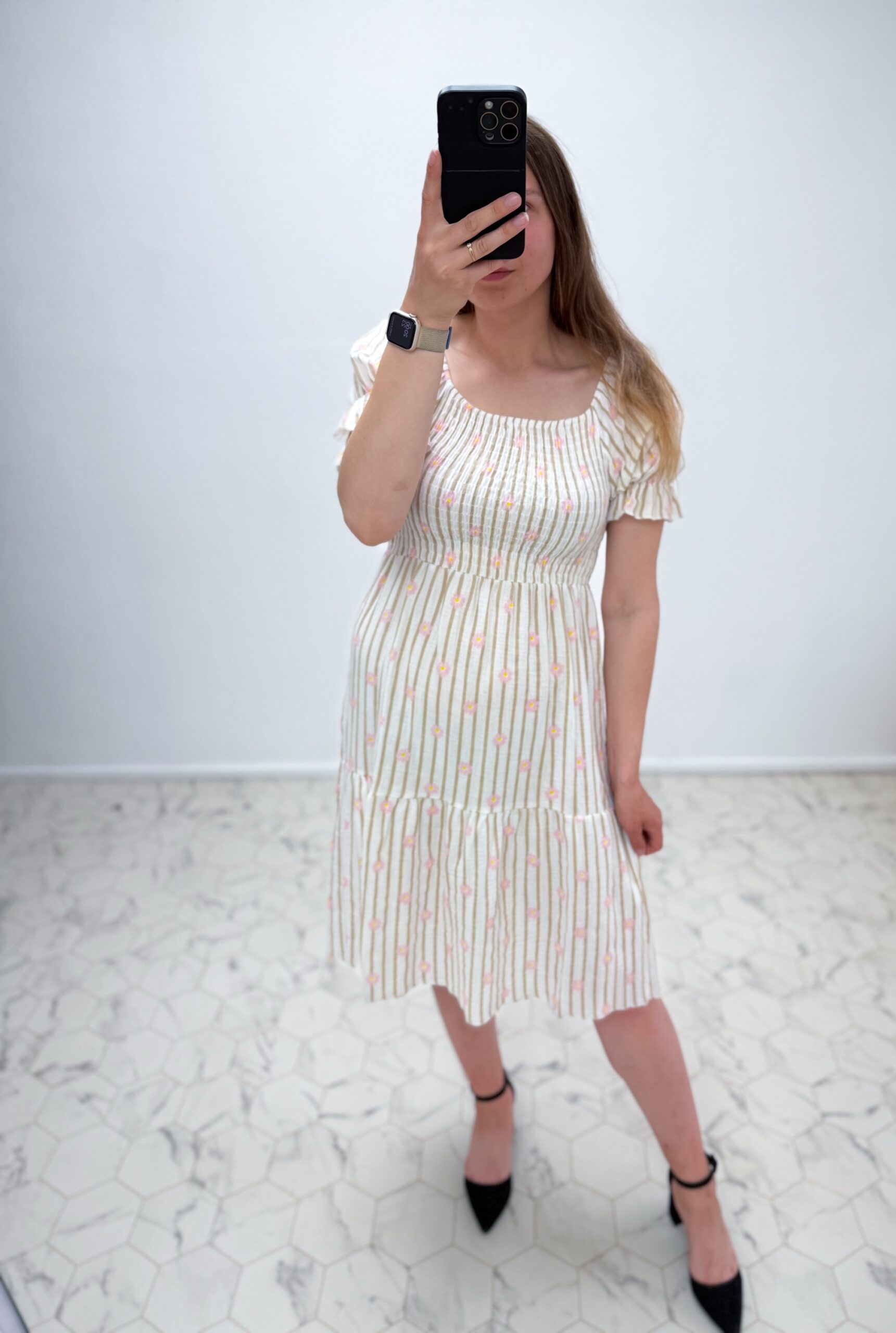 Lilledega triibuline kleit