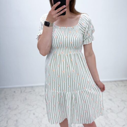 Lilledega triibuline kleit