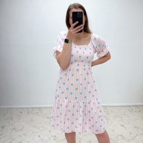 Lilledega triibuline kleit