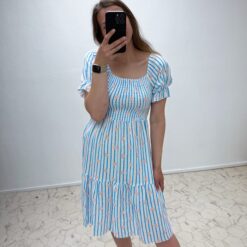 Lilledega triibuline kleit