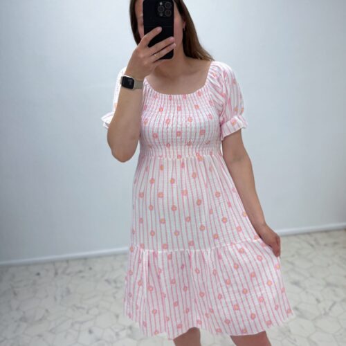 Lilledega triibuline kleit