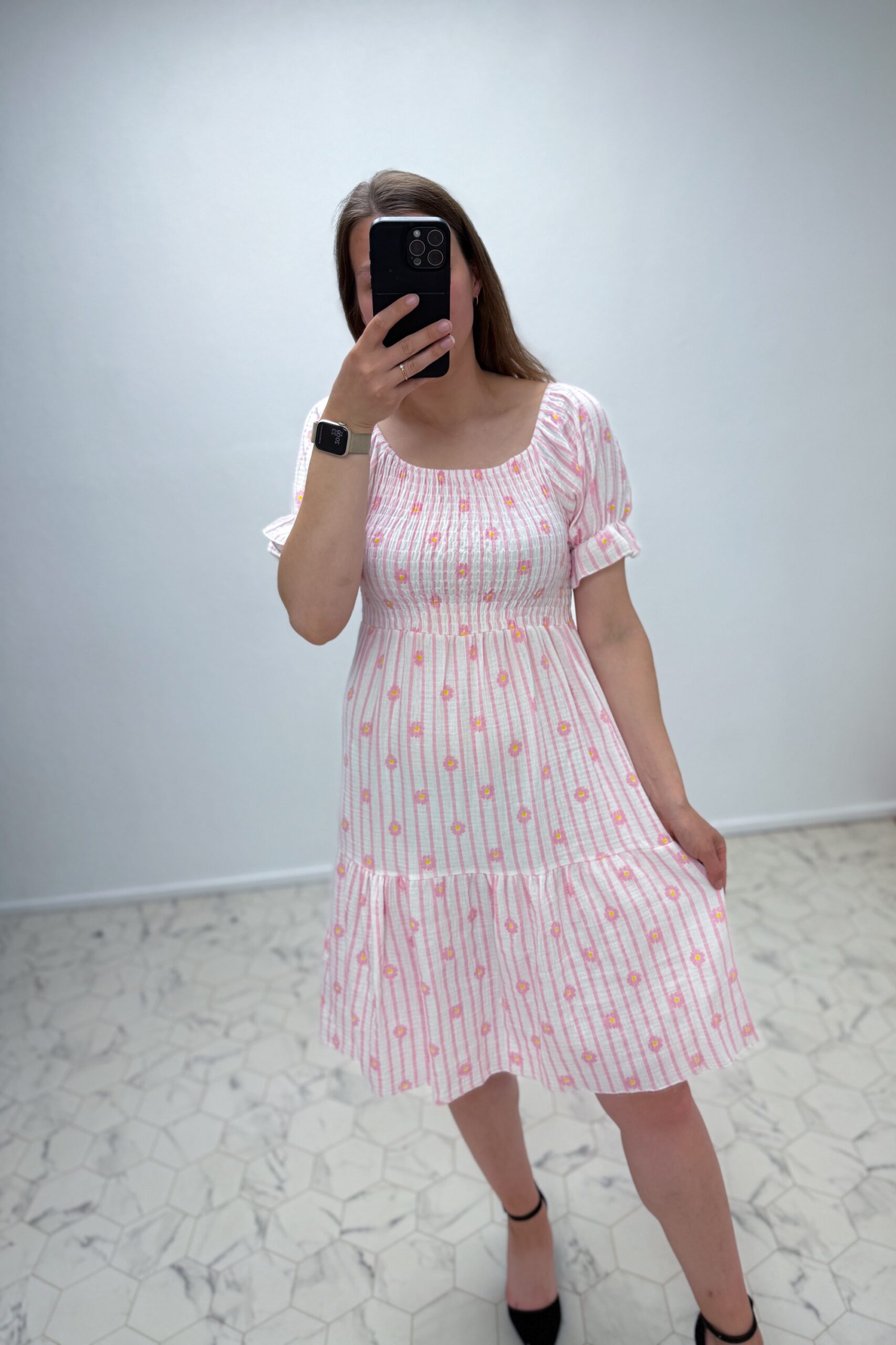 Lilledega triibuline kleit