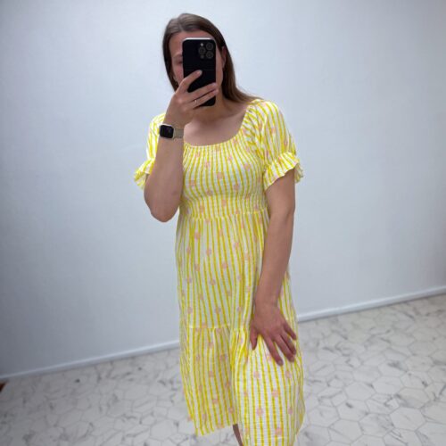 Lilledega triibuline kleit