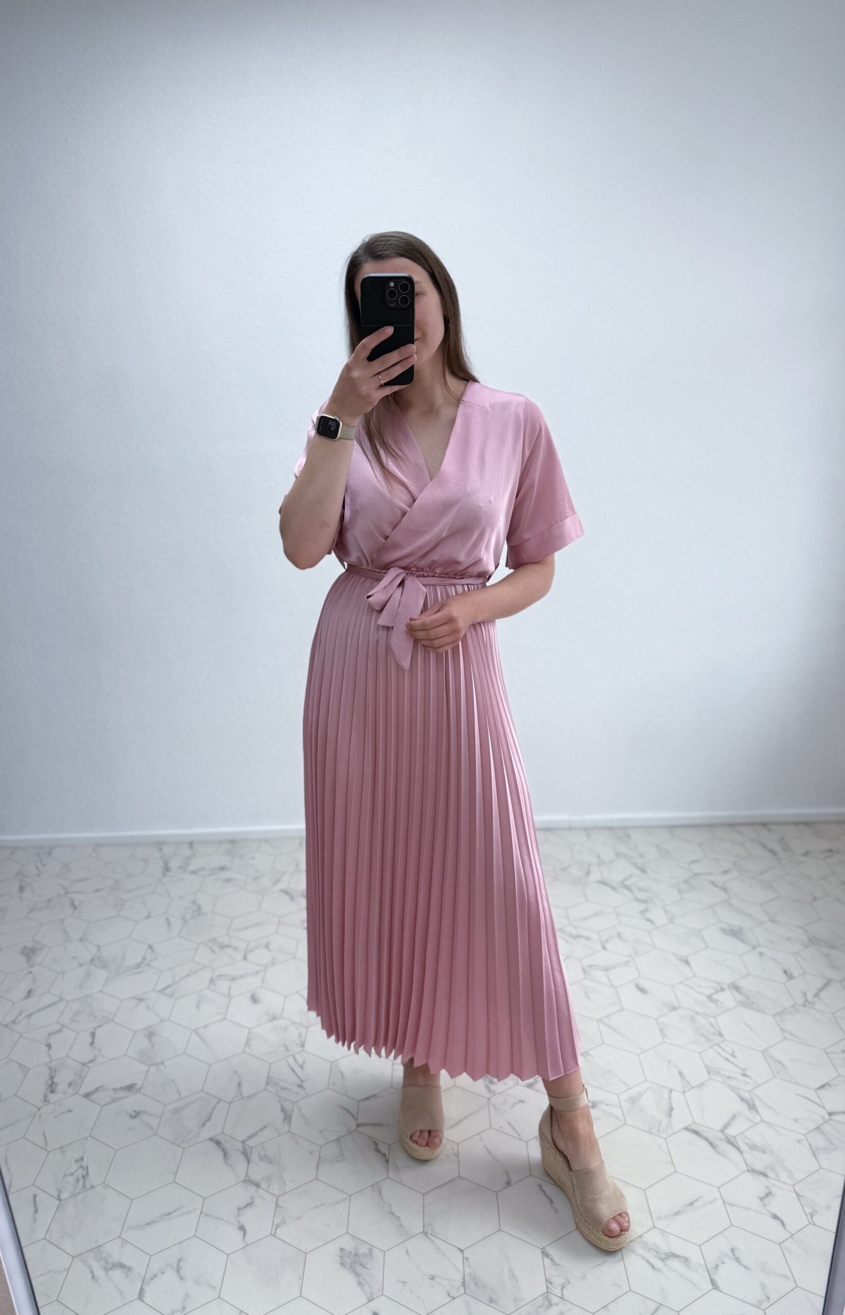 Tuhmroosa siidjas kleit