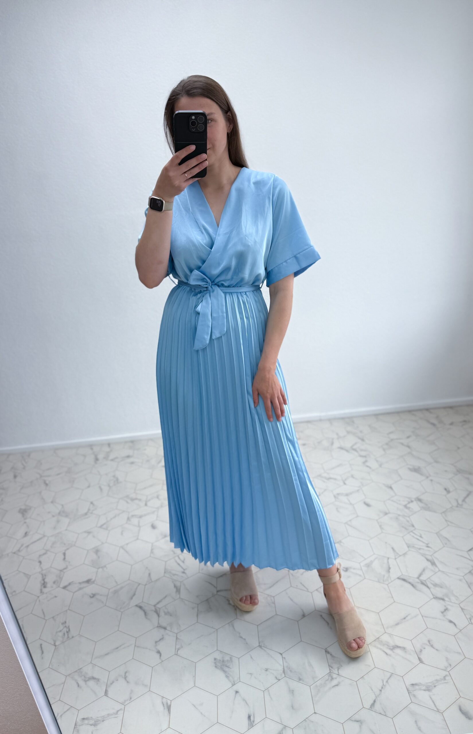 Helesinine siidjas kleit